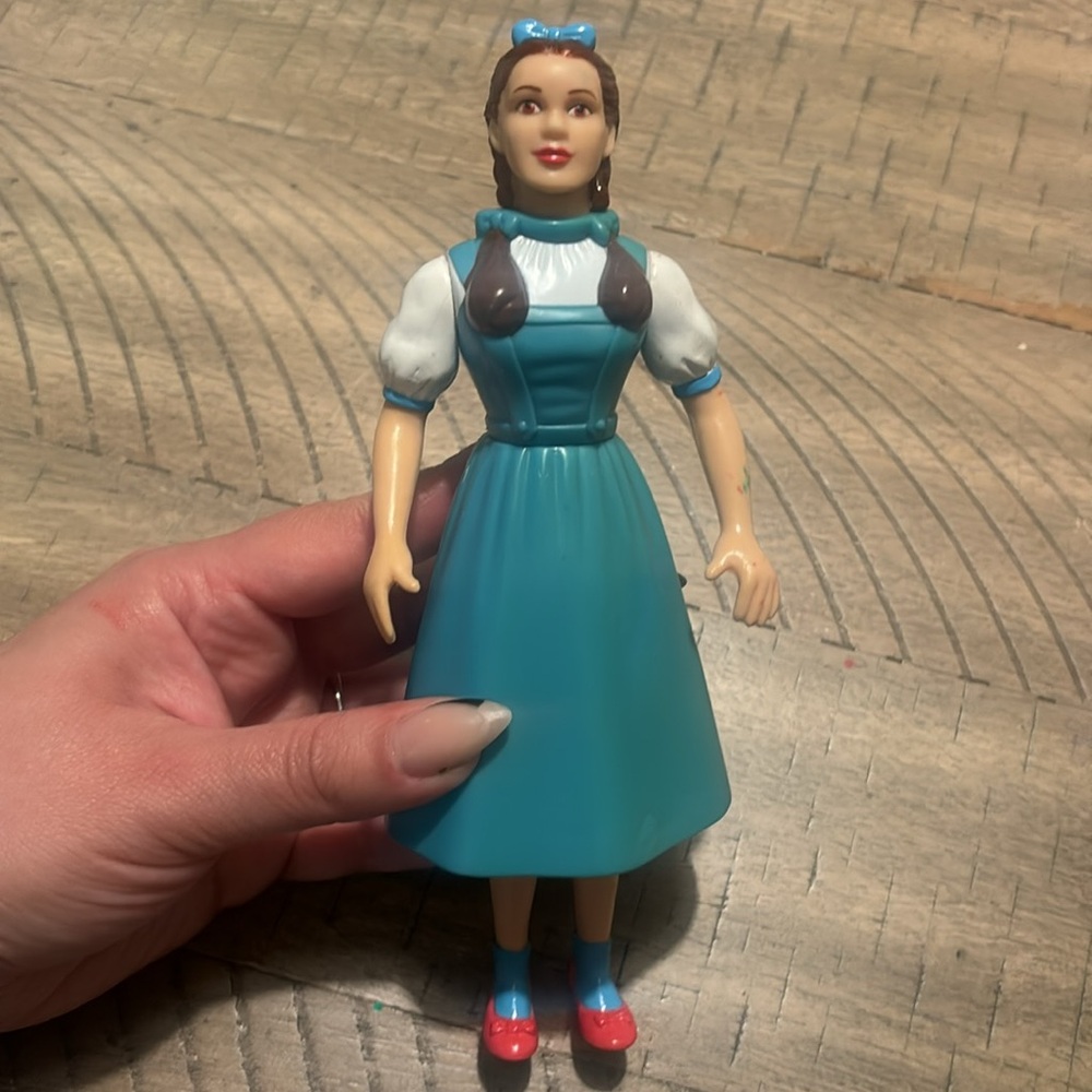Vintage THE wizard or Oz Dorothy collectors doll.
1995 copyright turner Ent .CO